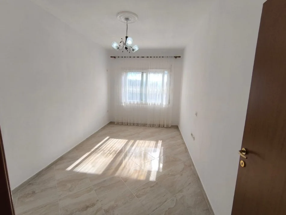 Tirane, shitet apartament 1+1+Ballkon Kati 2, 65 m² 85.000 € (Fresk)