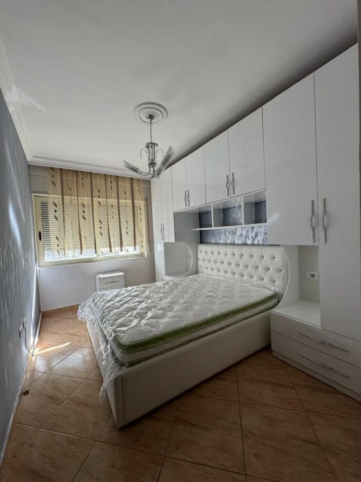 Tirane, jepet me qera apartament 1+1+Ballkon Kati 3, 50 m² 550 € (Rr. e Aviacionit)