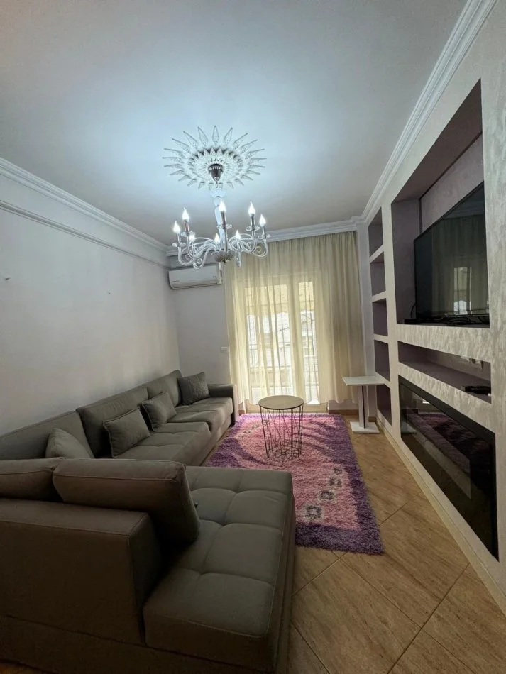 Tirane, jepet me qera apartament 1+1+Ballkon Kati 3, 50 m² 550 € (Rr. e Aviacionit)