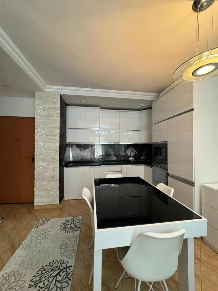 Tirane, jepet me qera apartament 1+1+Ballkon Kati 3, 50 m² 550 € (Rr. e Aviacionit)