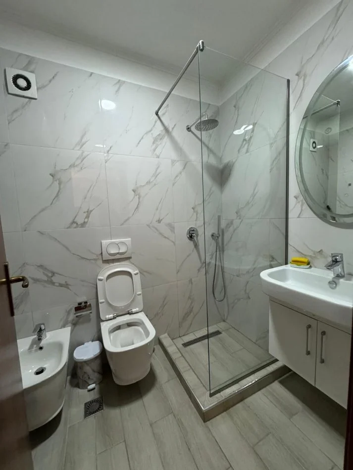 Tirane, jepet me qera apartament 1+1+Ballkon Kati 3, 50 m² 550 € (Rr. e Aviacionit)