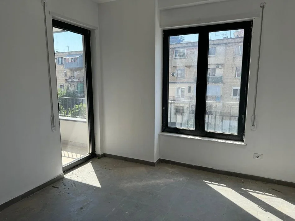 Tirane, jepet me qera ambjent biznesi Kati 3, 50 m² 450 € (Rruga Karl Gega)