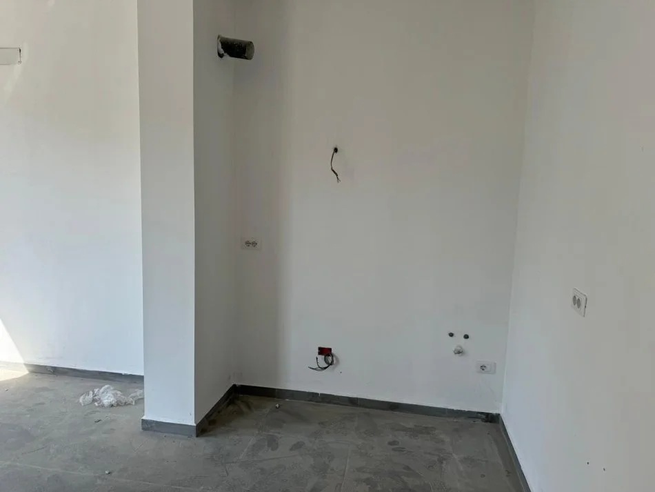 Tirane, jepet me qera ambjent biznesi Kati 3, 50 m² 450 € (Rruga Karl Gega)