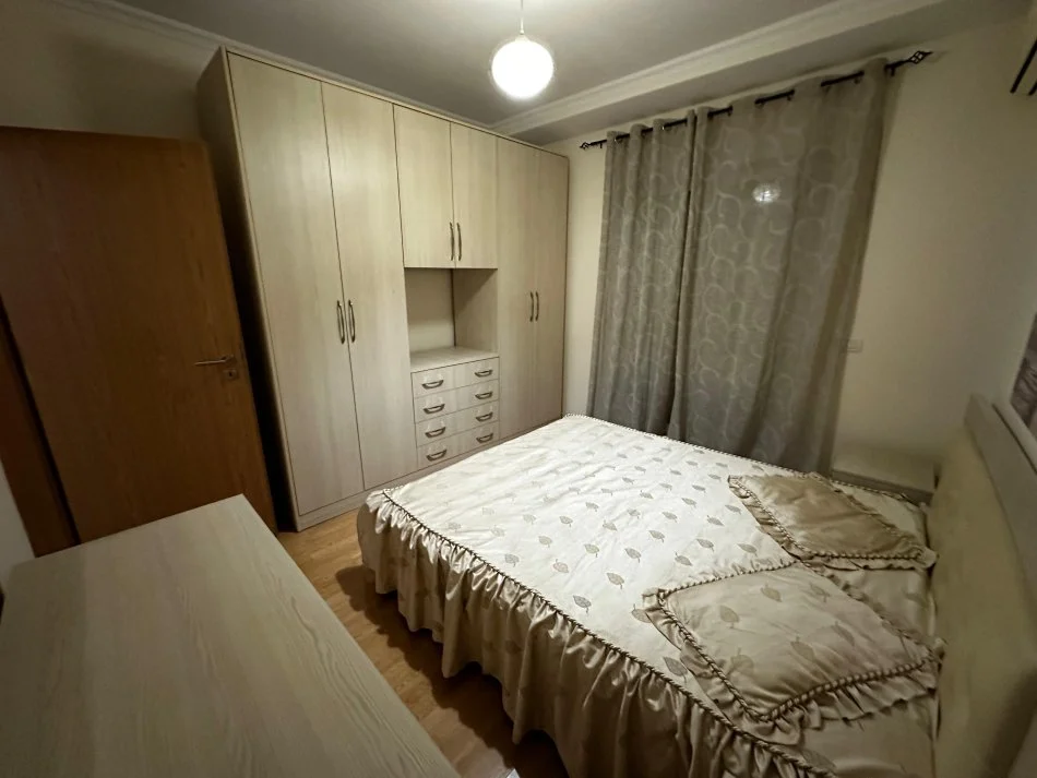 Tirane, jepet me qera apartament 1+1 Kati 5, 62 m² 500 € (Rruga Artan Lenja)