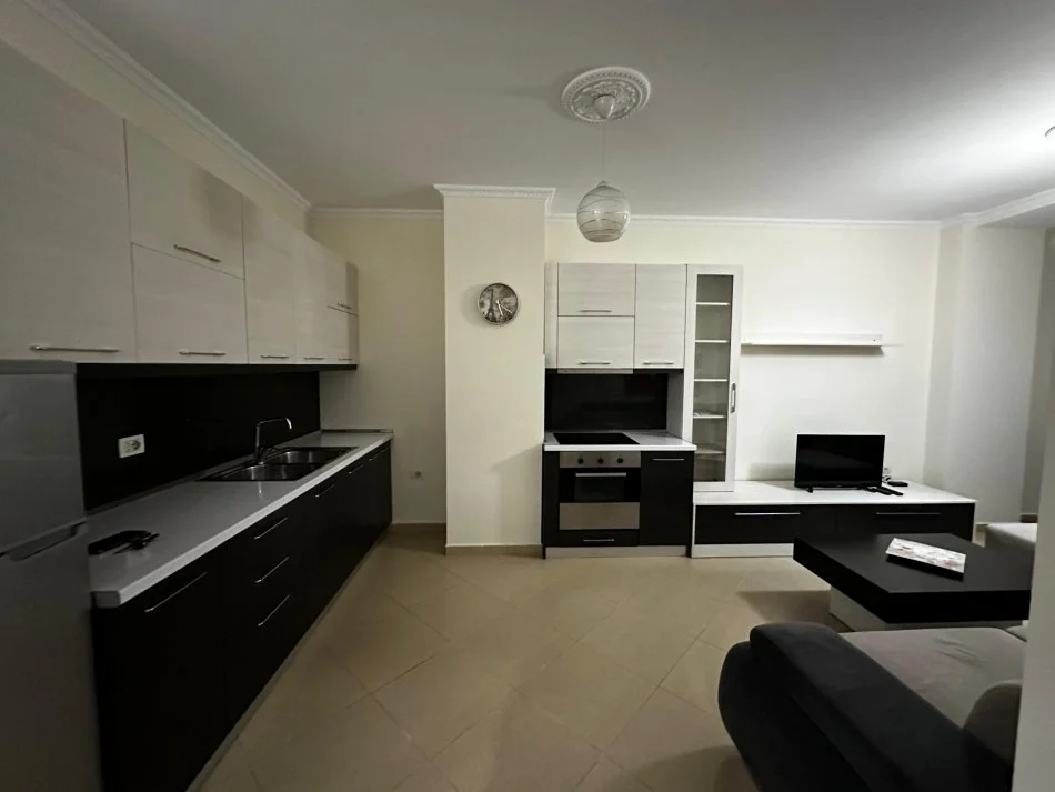 Tirane, jepet me qera apartament 1+1 Kati 5, 62 m² 500 € (Rruga Artan Lenja)