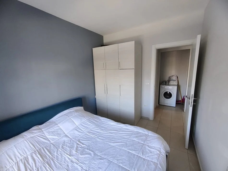 Tirane, jepet me qera apartament 1+1+Ballkon Kati 3, 50 m² 420 € (koder djelli 2)