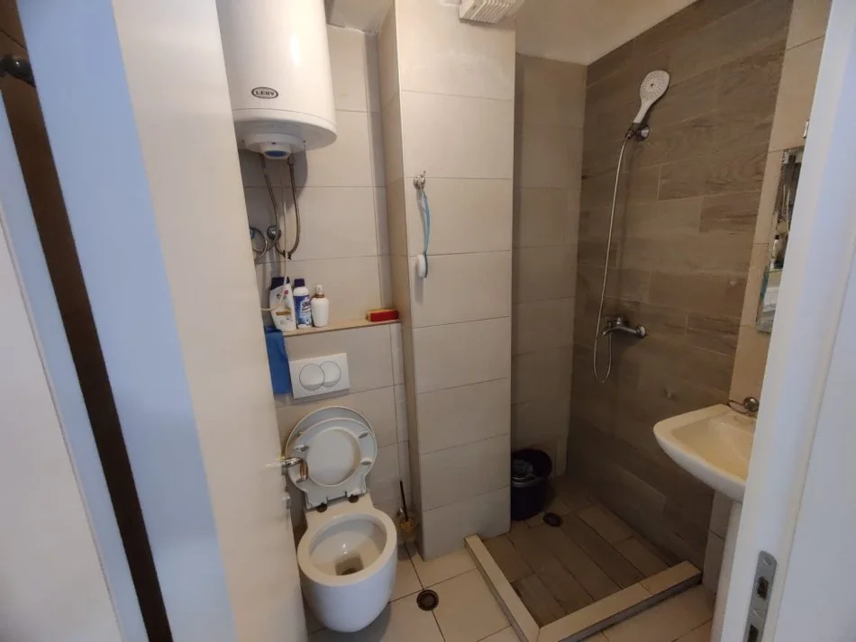 Tirane, jepet me qera apartament 1+1+Ballkon Kati 3, 50 m² 420 € (koder djelli 2)