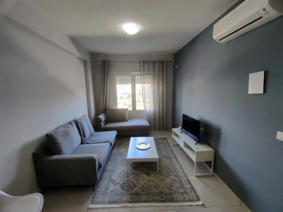Tirane, jepet me qera apartament 1+1+Ballkon Kati 3, 50 m² 420 € (koder djelli 2)