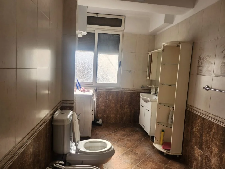 Tirane, jepet me qera apartament 2+1 Kati 2, 110 m² 700 € (ZOGU I ZI)