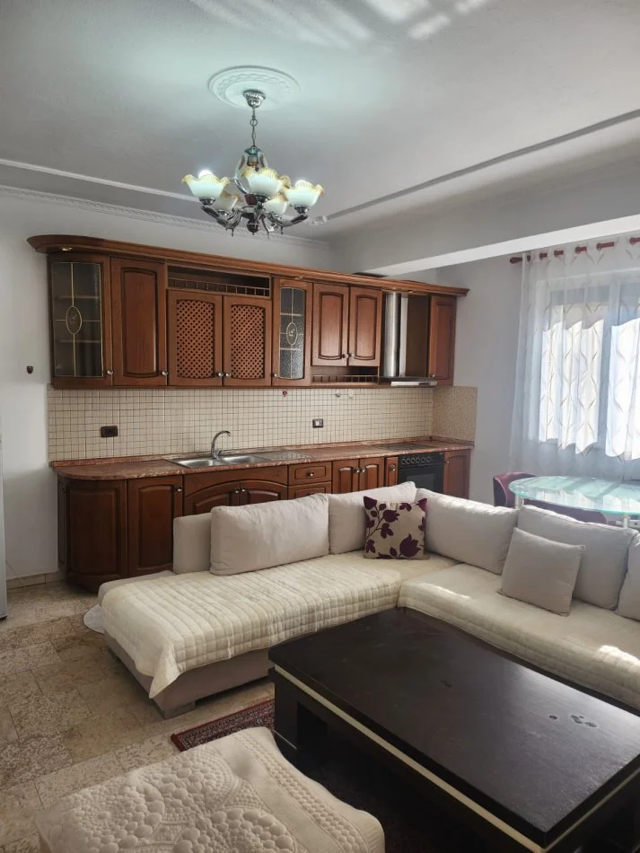 Tirane, jepet me qera apartament 2+1 Kati 2, 110 m² 700 € (ZOGU I ZI)