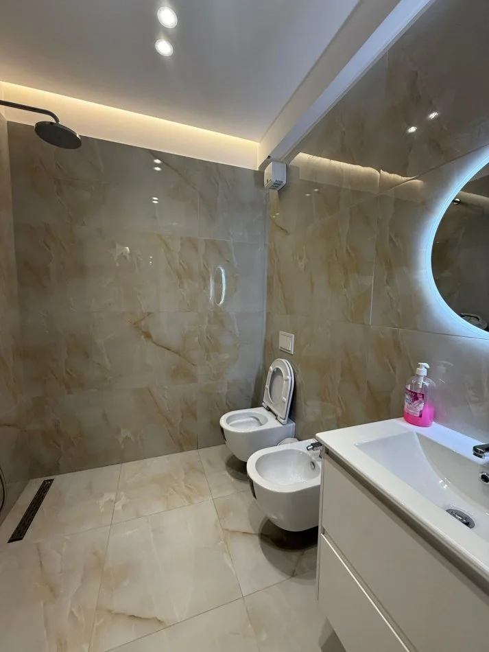 Tirane, jepet me qera apartament 2+1+Aneks+Ballkon Kati 5, 87 m² 750 € (ali demi)