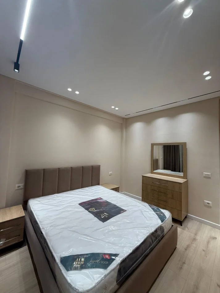Tirane, jepet me qera apartament 2+1+Aneks+Ballkon Kati 5, 87 m² 750 € (ali demi)