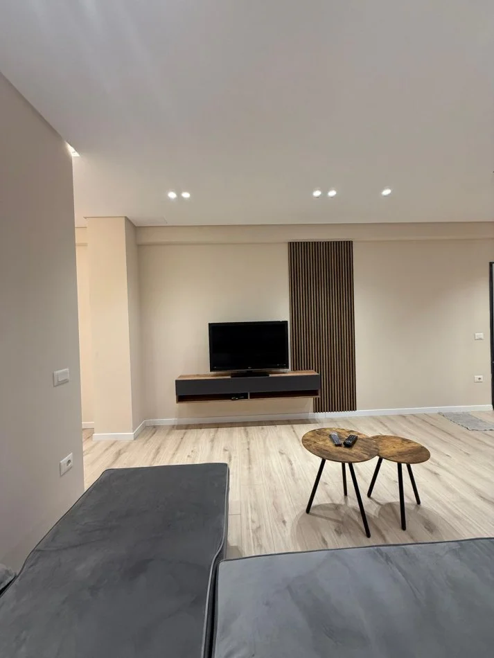 Tirane, jepet me qera apartament 2+1+Aneks+Ballkon Kati 5, 87 m² 750 € (ali demi)