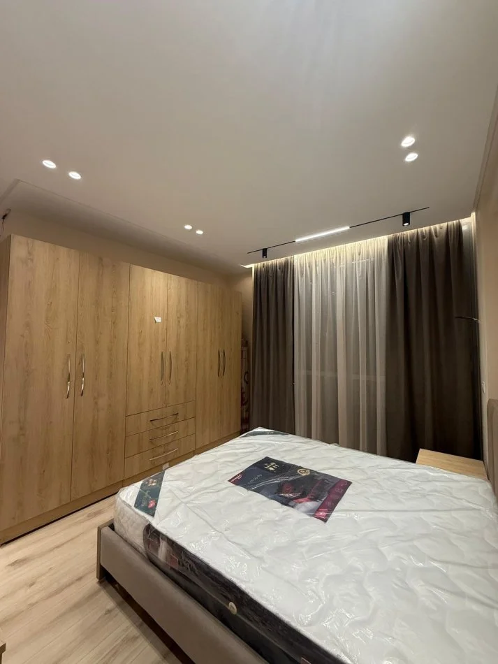 Tirane, jepet me qera apartament 2+1+Aneks+Ballkon Kati 5, 87 m² 750 € (ali demi)