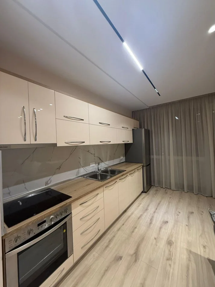 Tirane, jepet me qera apartament 2+1+Aneks+Ballkon Kati 5, 87 m² 750 € (ali demi)