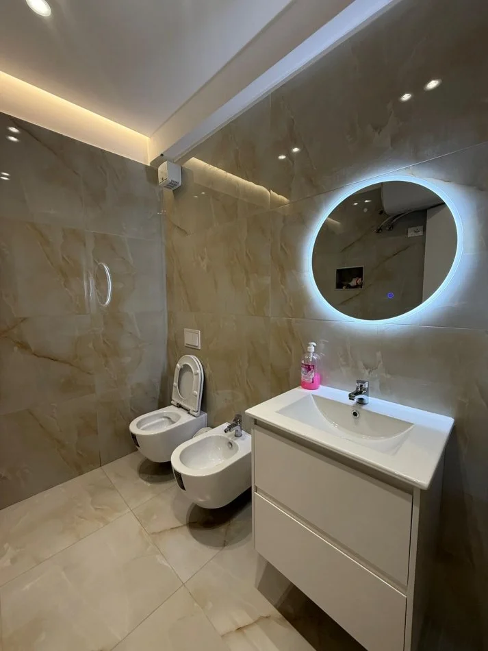 Tirane, jepet me qera apartament 2+1+Aneks+Ballkon Kati 5, 87 m² 750 € (ali demi)