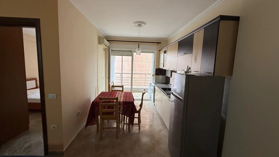 Tirane, jepet me qera apartament 1+1 Kati 2, 62 m² 600 € (Rruga Ali Visha)