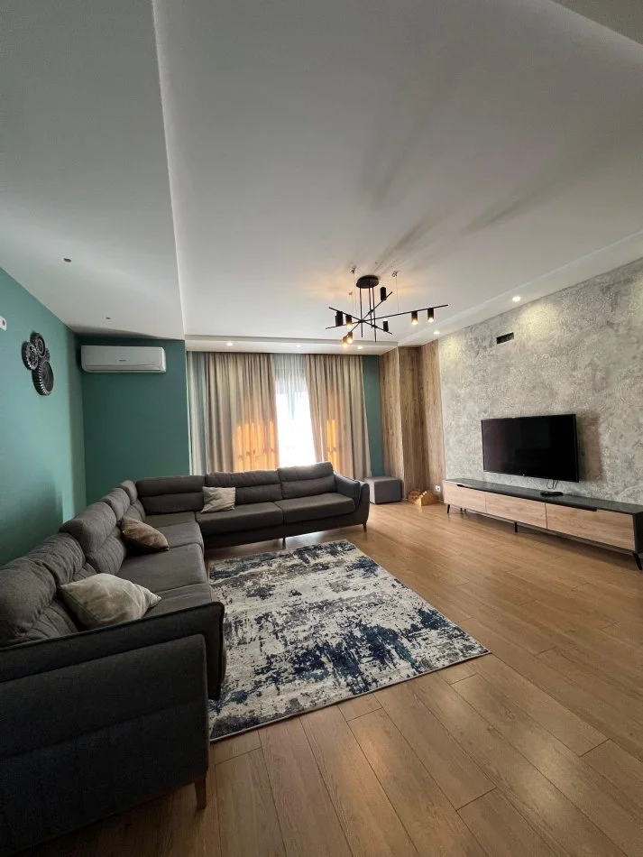 Tirane, jepet me qera Vile 2+1 Kati 3, 120 m² 650 €