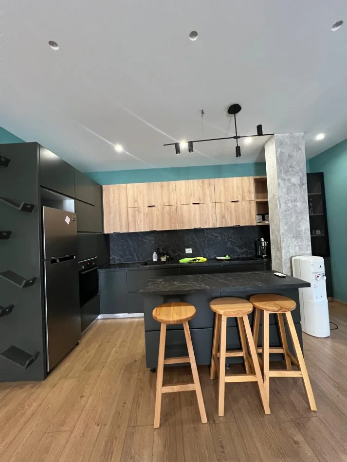 Tirane, jepet me qera Vile 2+1 Kati 3, 120 m² 650 €