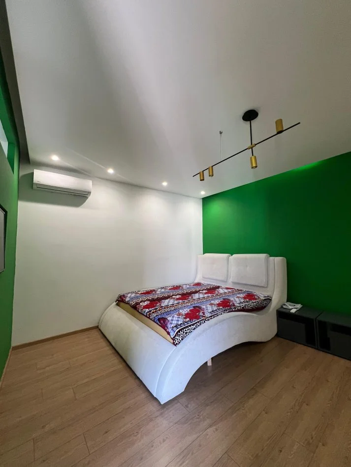 Tirane, jepet me qera Vile 2+1 Kati 3, 120 m² 650 €