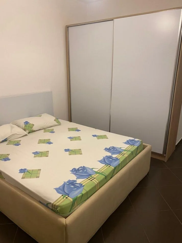Tirane, jepet me qera apartament 1+1 Kati 1, 60 m² 500 € (Varri i Bamit)