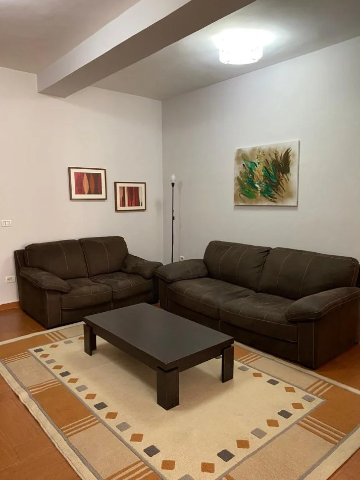 Tirane, jepet me qera apartament 2+1 Kati 1, 117 m² 600 € (Liqeni Artificial)