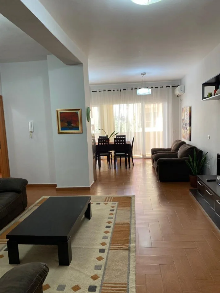 Tirane, jepet me qera apartament 2+1 Kati 1, 117 m² 600 € (Liqeni Artificial)