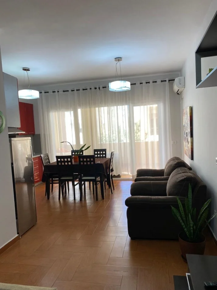 Tirane, jepet me qera apartament 2+1 Kati 1, 117 m² 600 € (Liqeni Artificial)