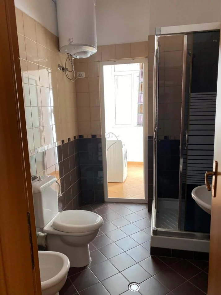 Tirane, jepet me qera apartament 2+1 Kati 1, 117 m² 600 € 