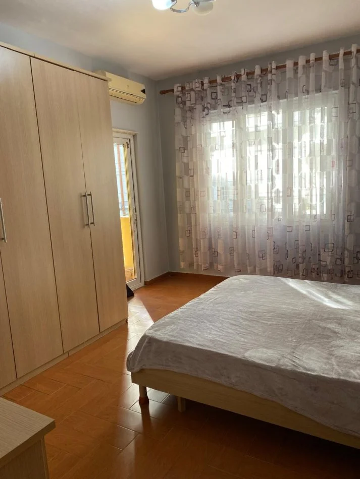 Tirane, jepet me qera apartament 2+1 Kati 1, 117 m² 600 € (Liqeni Artificial)