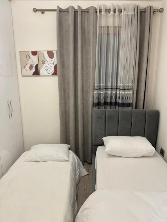 Tirane, jepet me qera apartament 2+1 Kati 2, 65 m² 650 € 