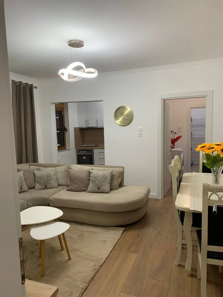 Tirane, jepet me qera apartament 3+1 Kati 3, 82 m² 700 € 