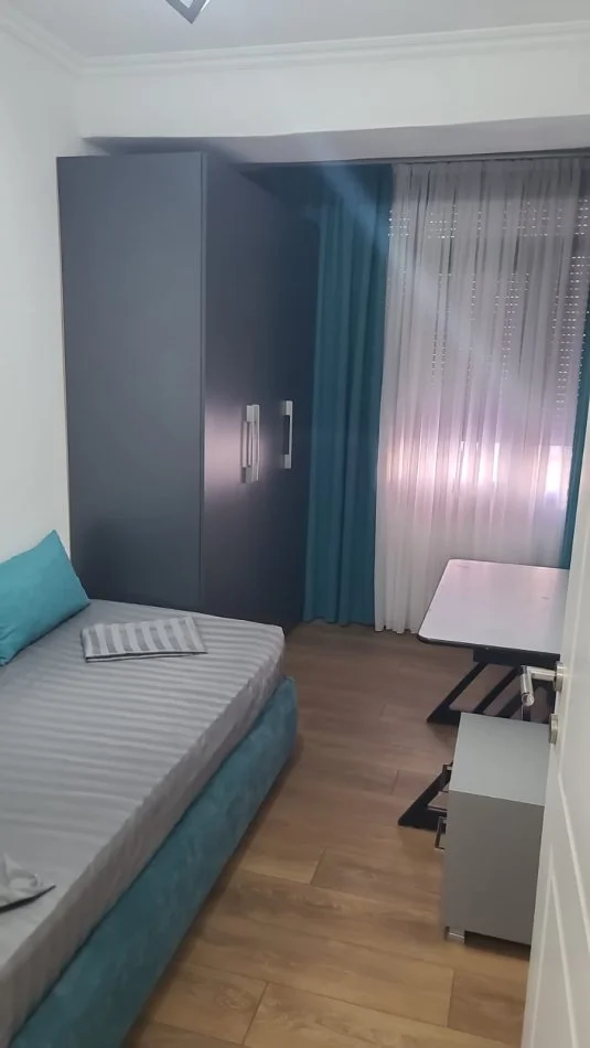 Tirane, jepet me qera apartament 3+1 Kati 3, 82 m² 700 € 