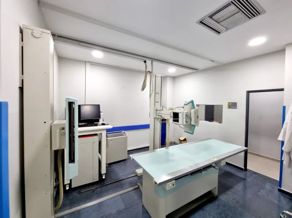 Shitet Amb Komercial *628m, (Rr. Dritan Hoxha - Kryqezimi I Laprakes | Me Nje Fasad Xhami