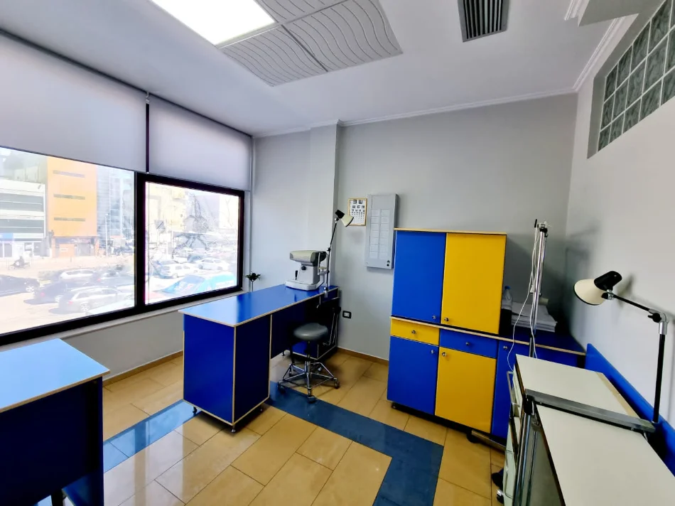 Shitet Amb Komercial *628m, (Rr. Dritan Hoxha - Kryqezimi I Laprakes | Me Nje Fasad Xhami