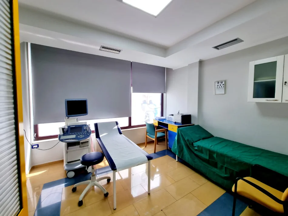 Shitet Amb Komercial *628m, (Rr. Dritan Hoxha - Kryqezimi I Laprakes | Me Nje Fasad Xhami