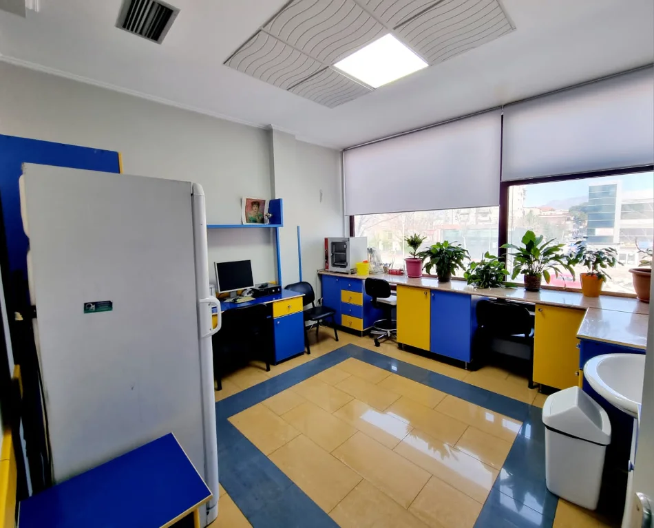 Shitet Amb Komercial *628m, (Rr. Dritan Hoxha - Kryqezimi I Laprakes | Me Nje Fasad Xhami