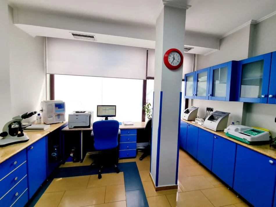 Shitet Amb Komercial *628m, (Rr. Dritan Hoxha - Kryqezimi I Laprakes | Me Nje Fasad Xhami