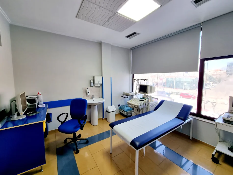 Shitet Amb Komercial *628m, (Rr. Dritan Hoxha - Kryqezimi I Laprakes | Me Nje Fasad Xhami