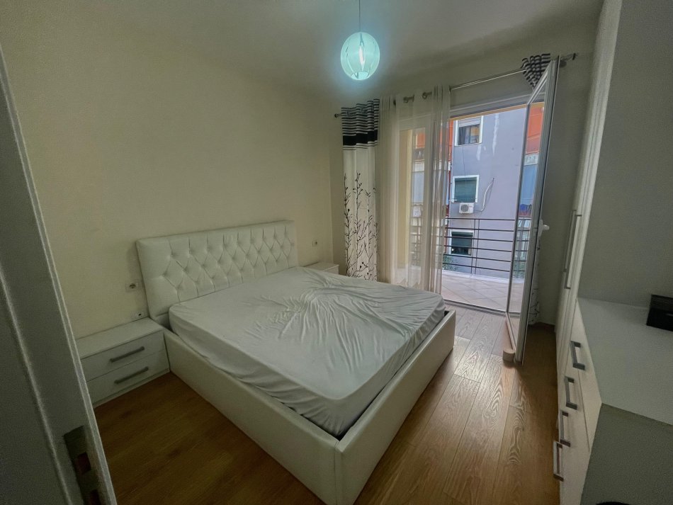 Tirane, jepet me qera apartament 2+1+Ballkon Kati 2, 550 €