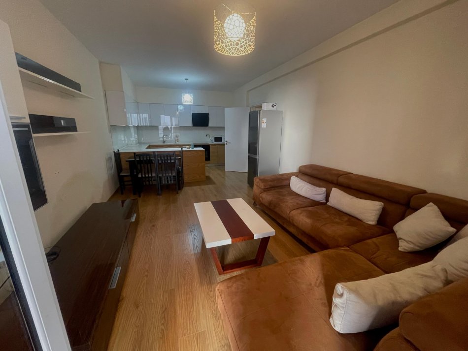 Tirane, jepet me qera apartament 2+1+Ballkon Kati 2, 550 €