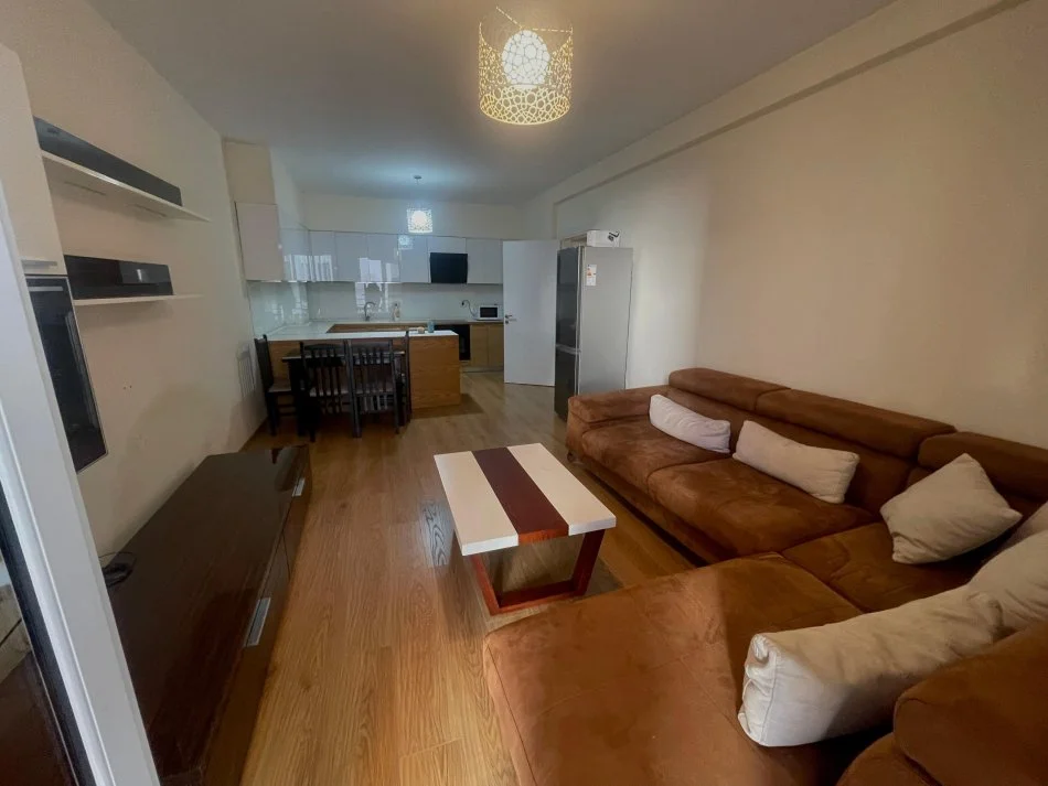 Tirane, jepet me qera apartament 2+1+Ballkon Kati 2, 550 €
