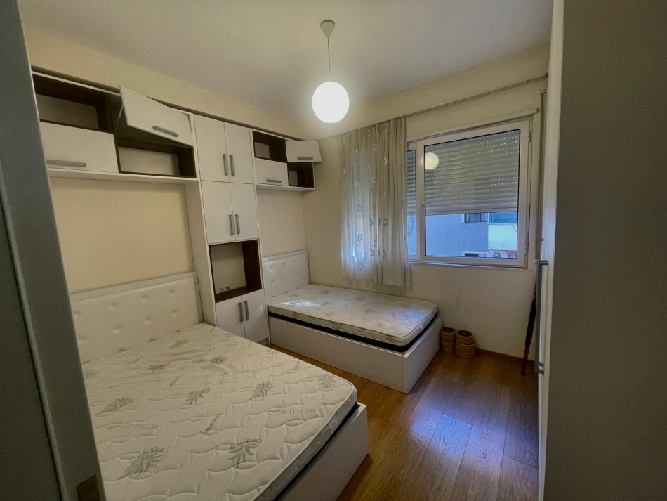 Tirane, jepet me qera apartament 2+1+Ballkon Kati 2, 550 €