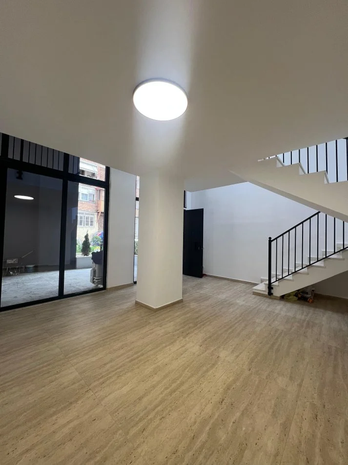 Tirane, jepet me qera zyre Kati 0, 90 m² 1.000 € (Rruga Tefta Tashko Koco, Pazari i Ri)