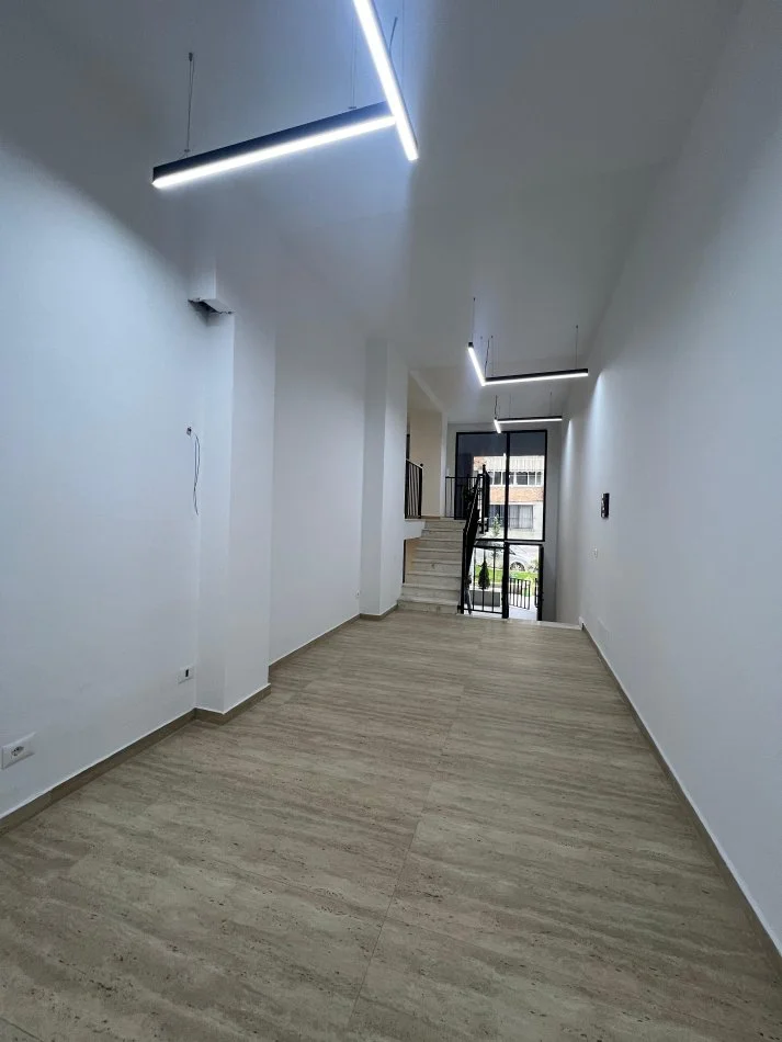 Tirane, jepet me qera zyre Kati 0, 90 m² 1.000 € (Rruga Tefta Tashko Koco, Pazari i Ri)