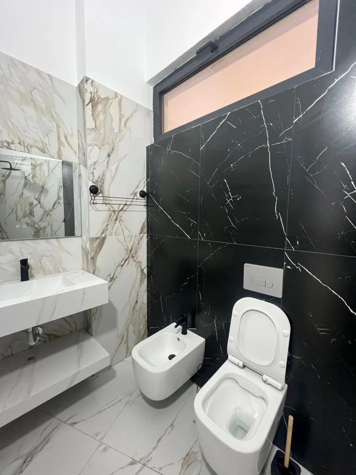 Tirane, jepet me qera zyre Kati 0, 90 m² 1.000 € (Rruga Tefta Tashko Koco, Pazari i Ri)