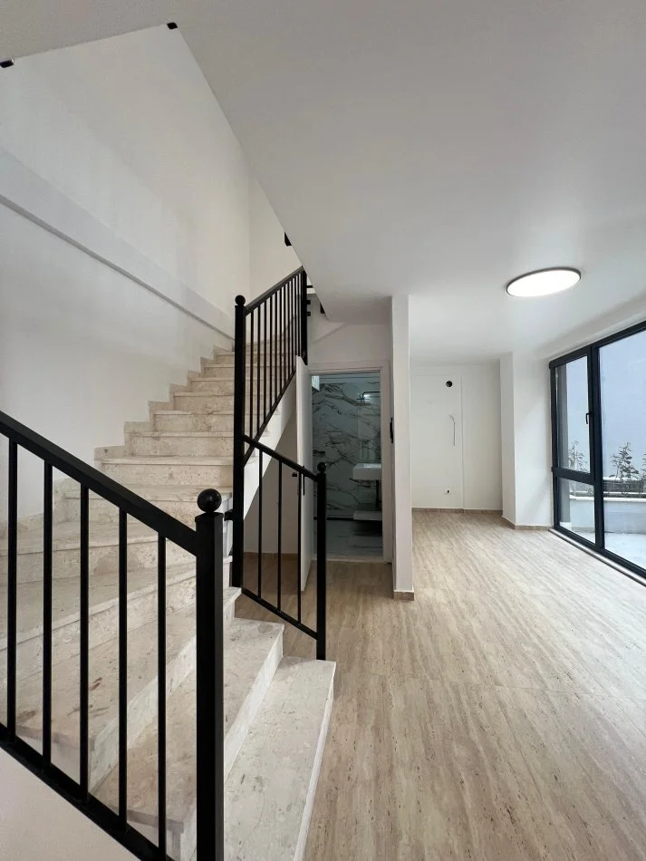 Tirane, jepet me qera zyre Kati 0, 88 m² 900 € (Rruga Tefta Tashko Koco, Pazari i Ri)