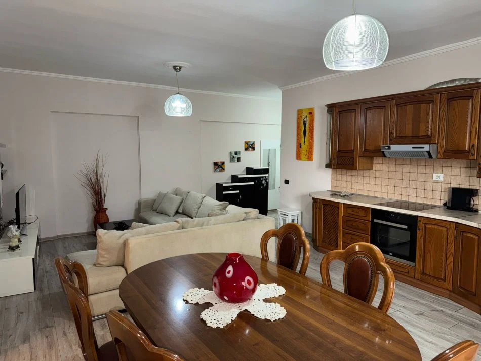 Tirane, jepet me qera apartament 2+1 Kati 5, 95 m² 650 €