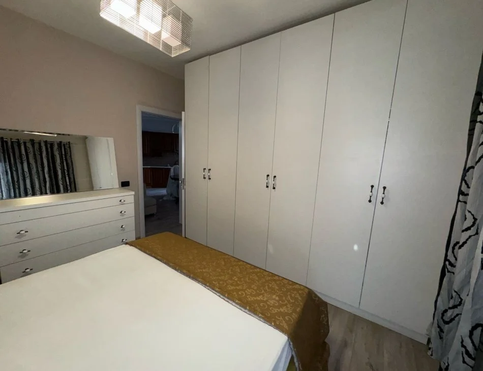 Tirane, jepet me qera apartament 2+1 Kati 5, 95 m² 650 € (Komuna e Parisit)
