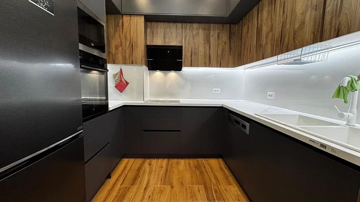 Tirane, shitet apartament 2+1+Ballkon Kati 2, 105 m² 215.000 € (ish Fusha e Aviacionit)